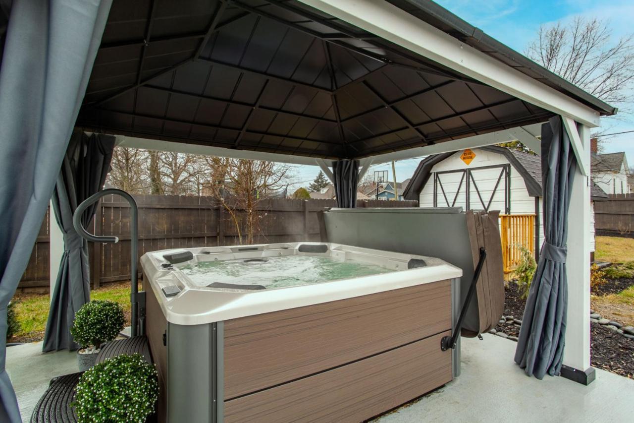 Blue Valley Inn - Hot Tub & Spacious Play Area! 녹스빌 외부 사진